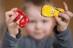 Foto von Kinderhänden mit Spielzeugautos