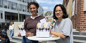 Foto: Stipendiatin und Stipendiat am Infostand auf dem Campus Foto: Stipendiatin und Stipendiat am Infostand auf dem Campus