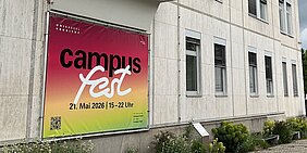 Foto: Campusfest-Plakat 2026 an Fassade