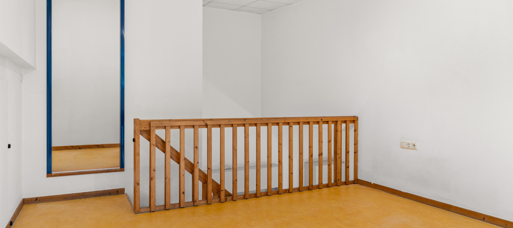 Foto vom Obergeschoss der Studiowohnung. Zu sehen ist der Treppenaufgang neben dem ein weiterer Raum liegt.