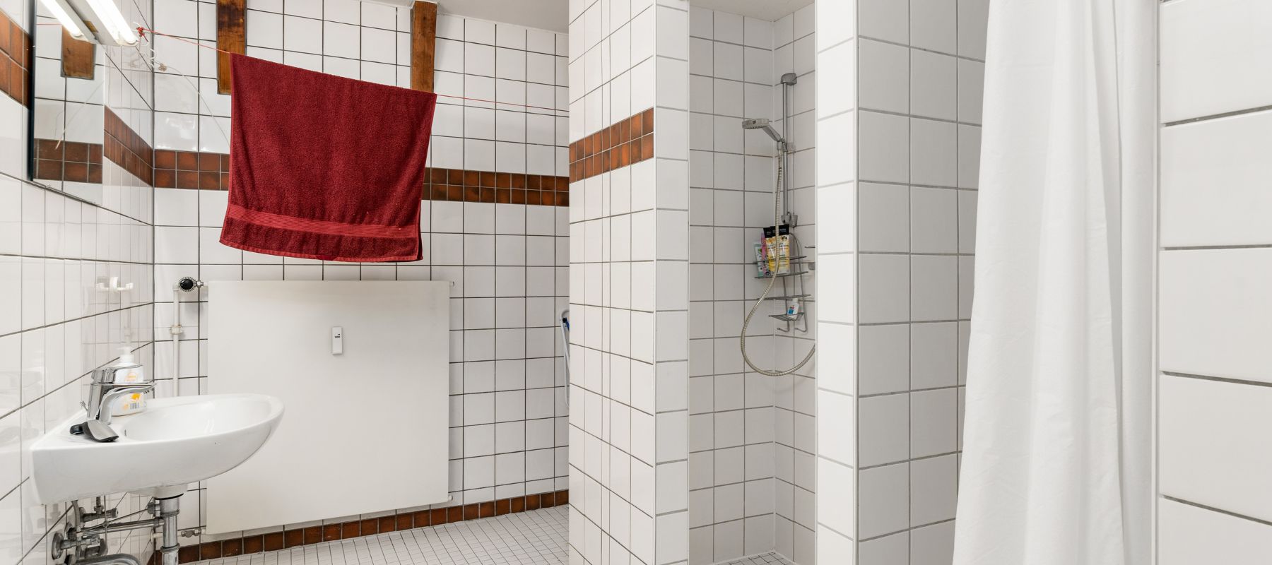 Duschen im Gemeinschaftsbad einer WG.