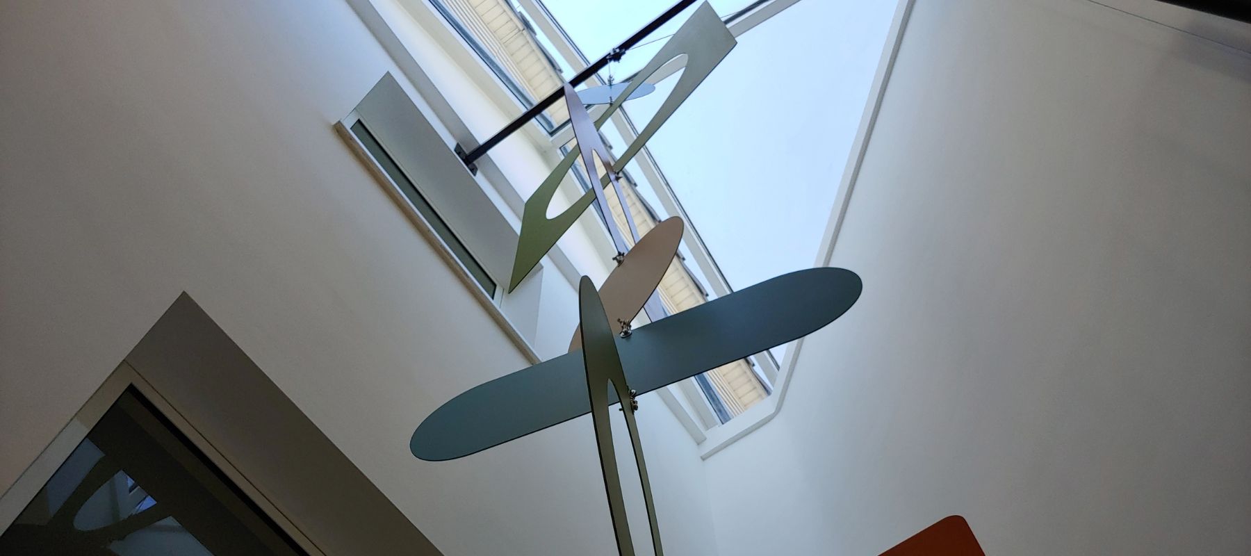 Künstlerisches Mobile, das im Lichtschacht des Treppenhauses hängt.