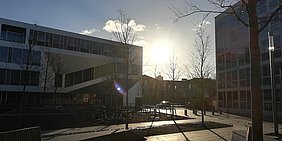 Foto Campus Holländischer Platz, Universitätsplatz, Kassel - Blick von Norden aus in Richtung Moritzstraße Foto Campus Holländischer Platz, Universitätsplatz, Kassel - Blick von Norden aus in Richtung Moritzstraße