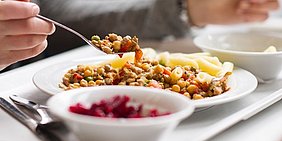 Foto Hand mit Besteck und Mensaessen