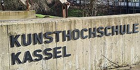 Symbolfoto Mauer mit Aufschrift Kunsthochschule Kassel Symbolfoto Mauer mit Aufschrift Kunsthochschule Kassel