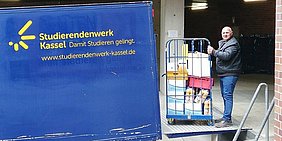 Foto: Lebensmittel werden auf einen LKW mit dem Logo des Studierendenwerks Kassel geladen